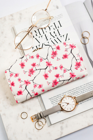 Große Damen Geldbörse aus Öko-Leder mit Blumenmuster – Peterson