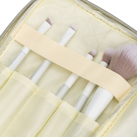 Gesteppte Kosmetiktasche aus synthetischem Stoff in Silberfarbe mit Reißverschluss – Peterson