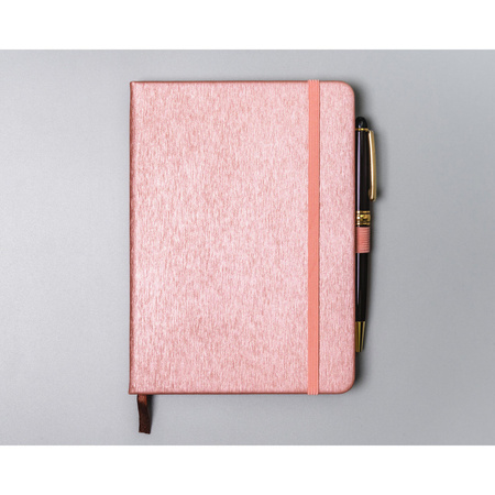 Rosa Notizbuch im B6-Format, bedruckt mit Punkten, ausgestattet mit einem Gummiband zum Verschließen - Peterson