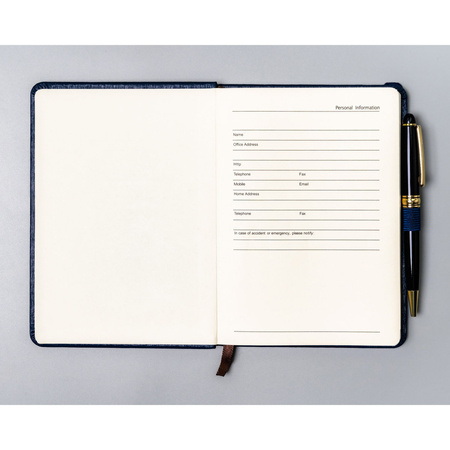 Granatfarbenes Notizbuch im B6-Format, liniert, mit Gummibandverschluss – Peterson