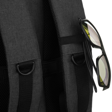 Geräumiger, schwarzer Reiserucksack aus Polyester, ideal als Handgepäck – Peterson