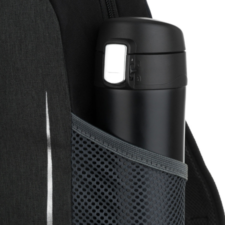 Schwarzer, touristischer Rucksack mit verstellbaren Trägern - Peterson