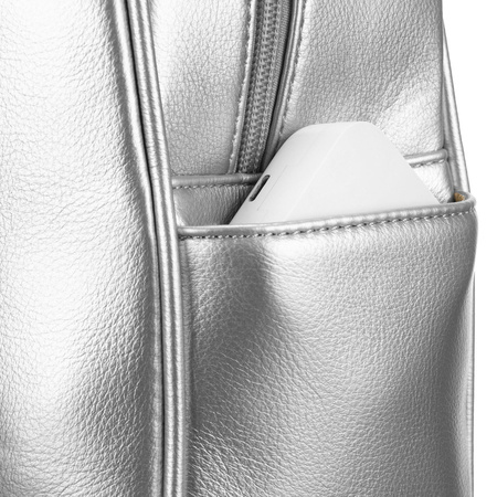 Silberner glänzender Damen Rucksack mit Steppung und Nieten aus Öko-Leder – Peterson