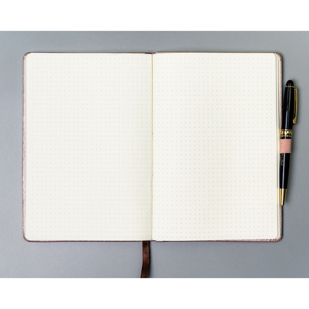 Rosa Notizbuch im A5-Format, bedruckt mit Punkten, ausgestattet mit einem Verschlussgummi - Peterson