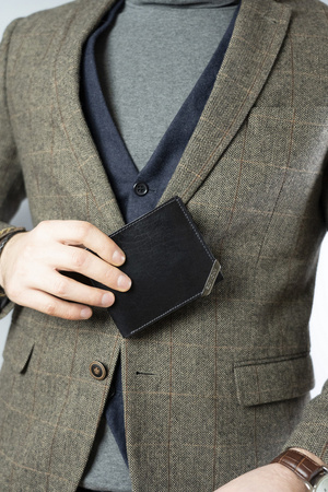 Herren Geldbörse Querformat mit silbernem Akzent aus Glattleder – Rovicky