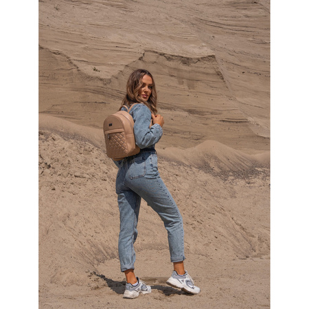 Kleiner beiger Damen Rucksack mit Steppung, silbernen Nieten und modischem Anhänger aus Öko-Leder – Peterson