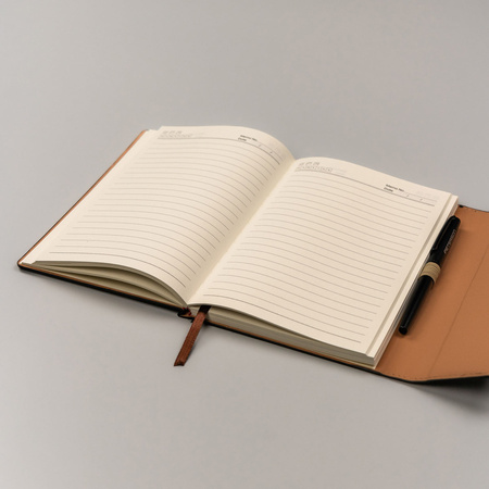 Geschenkset: Schwarzer Notizblock mit Linien und eleganter schwarzer Kugelschreiber – Peterson