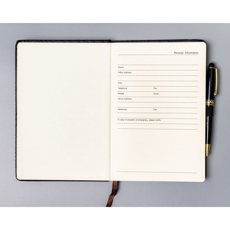 Schwarzes Notizbuch im A5-Format, liniert – Peterson