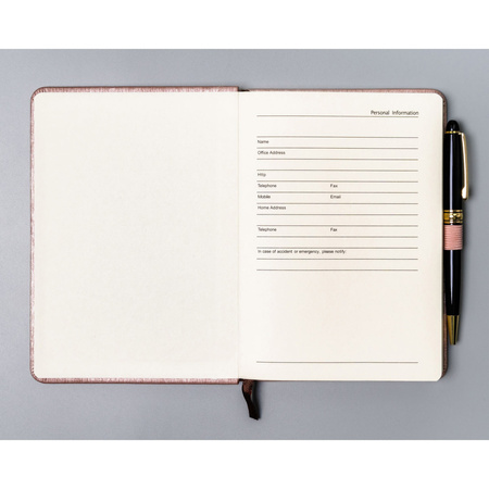 Rosa Notizbuch im B6-Format, liniert, mit Gummiband zum Verschließen – Peterson