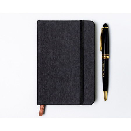 Schwarzes Notizbuch im A6-Format, liniert, mit Gummibandverschluss – Peterson