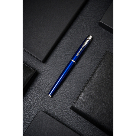 Granatblauer und silberner Metallkugelschreiber mit schwarzer Mine – Peterson