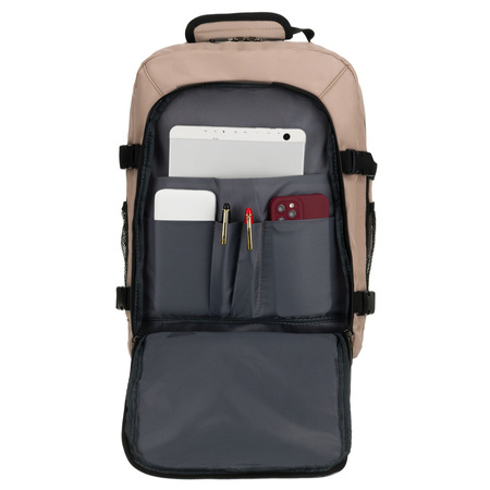 Beiger Reise-Rucksack aus Polyester, an verstellbaren Schultergurten hängend - Peterson