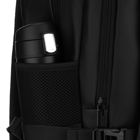 Großer Reise-Rucksack in Schwarz mit Laptopfach, mit Reißverschluss geschlossen - Peterson