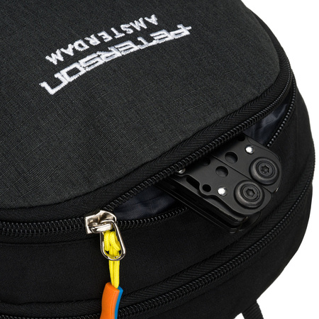 Schwarzer, touristischer Rucksack mit verstellbaren Trägern - Peterson