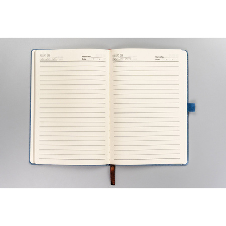 Hellblaues Notizbuch A5 mit Linien und Gummiband – Peterson