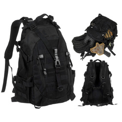 Sportlicher Militärrucksack in Schwarz, aufgehängt an verstellbaren Schultergurten - Peterson