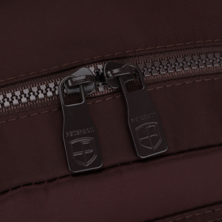 Bordeauxfarbener Damen-Rucksack aus Polyester, an verstellbaren Trägern hängend – Peterson