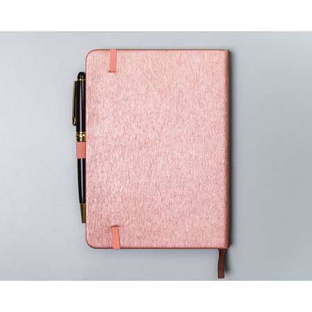 Rosa Notizbuch im B6-Format, bedruckt mit Punkten, ausgestattet mit einem Gummiband zum Verschließen - Peterson