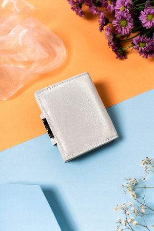 Kleine Damen Geldbörse aus Leder mit Bügel- und Druckknopf – Lorenti