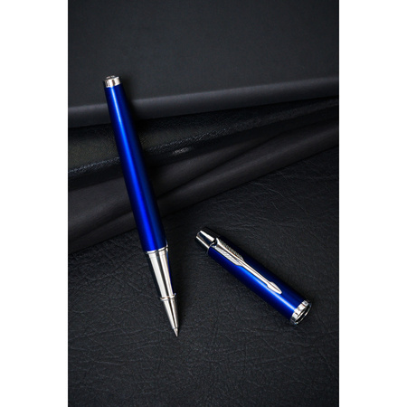 Granatblauer und silberner Metallkugelschreiber mit schwarzer Mine – Peterson