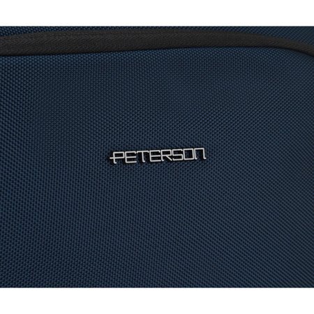 Dunkelblauer Reise-Rucksack aus Polyester mit Laptopfach, aufgehängt an verstellbaren Schultergurten – Peterson