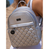 Silberner glänzender Damen Rucksack mit Steppung und Nieten aus Öko-Leder – Peterson