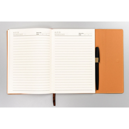 Geschenkset: Beiger Notizblock mit Magnetverschluss und schwarzer Kugelschreiber – Peterson