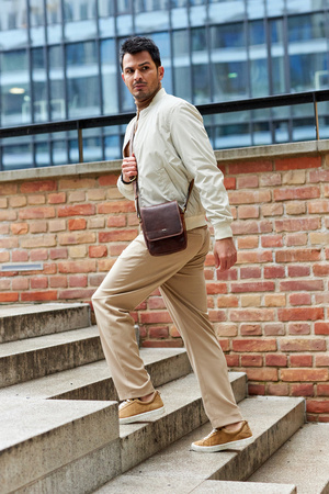 Kleine Herren Umhängetasche aus echtem Leder – Peterson