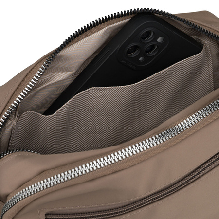 Beigefarbene, handliche Damen-Umhängetasche aus Polyester, aufgehängt an einem breiten Gürtel – Peterson