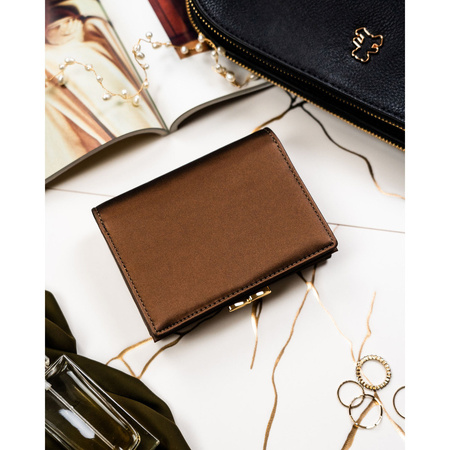 Mittelgroße Damen-Geldbörse aus Natur- und Öko-Leder in brauner Farbe, mit Bügel und Druckknopf verschließbar – Peterson