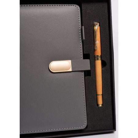 Geschenkset: Graues A5-Notizbuch mit schwarzem Kugelschreiber – Peterson