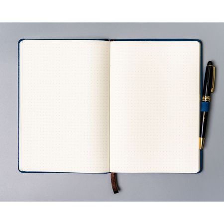 Blaues Notizbuch mit festem Einband, bedruckt mit Punkten – Peterson