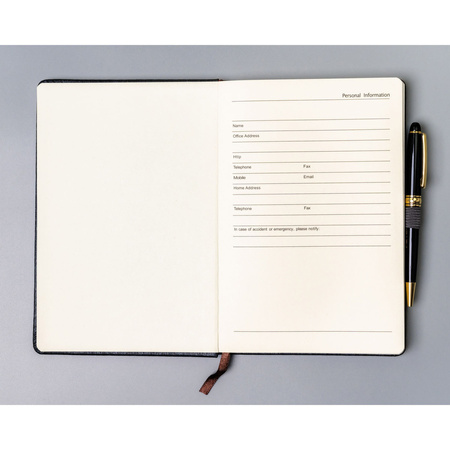 Notizbuch im A5-Format in Grau, ausgestattet mit einem Gummiband zum Verschließen - Peterson