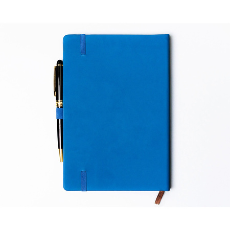 Blaues Notizbuch im Hardcover-Format A5, liniert, ausgestattet mit einem Gummiband zum Verschließen – Peterson