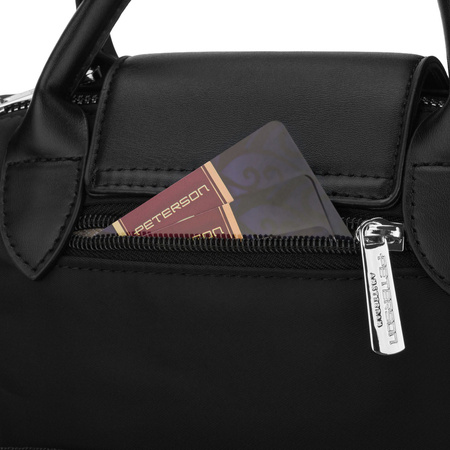 Schwarze Damen-Umhängetasche aus Polyester, aufgehängt an einem breiten Gürtel und handlichen Griffen - Peterson