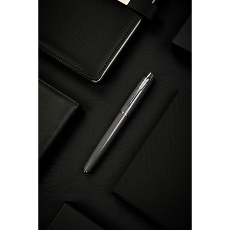 Grauer Metallkugelschreiber mit austauschbarer Mine in eleganter Geschenkbox – Peterson