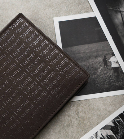 Herren Geldbörse aus Echtleder mit Monogrammprägung – Forever Young