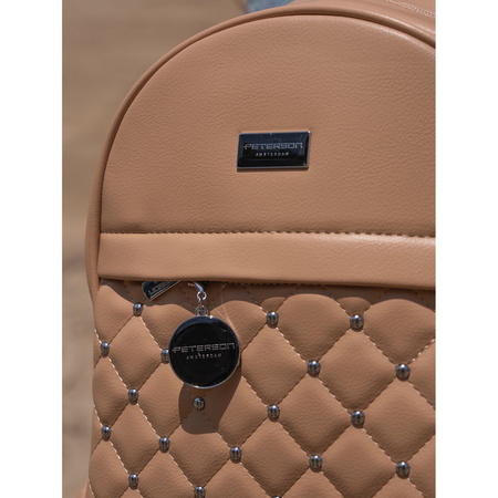 Kleiner beiger Damen Rucksack mit Steppung, silbernen Nieten und modischem Anhänger aus Öko-Leder – Peterson