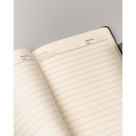 Schwarz-grünes Notizbuch im A5-Format mit Magnetverschluss, liniert – Peterson