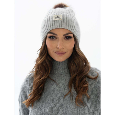 Graue Damen Mütze mit Bommel für den Winter – Peterson