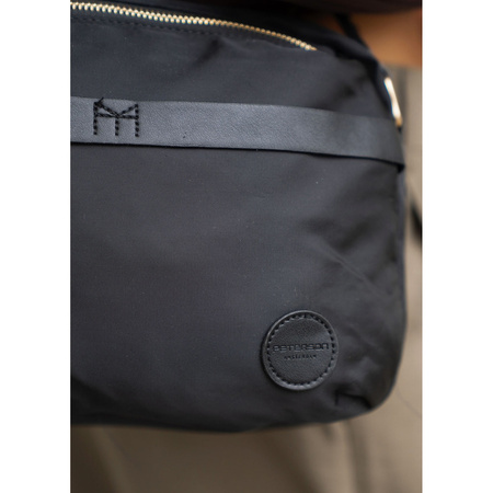 Schwarze Damen-Umhängetasche aus Nylon, ein Hauptfach und mit Reißverschluss geschlossen - Peterson