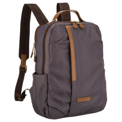 Damen-Rucksack in Grau, an verstellbaren Trägern hängend und mit Reißverschluss geschlossen - Peterson