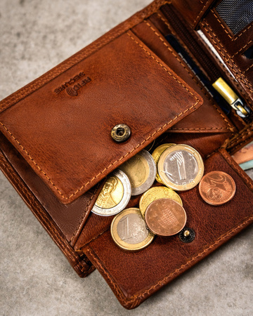 Große Herren Geldbörse aus Leder mit geprägtem Sternzeichenmotiv – Peterson