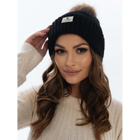 Schwarze Mütze mit Bommel für Winterlooks – Peterson