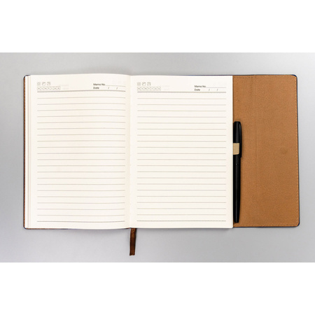 Geschenkset: Marineblauer Notizblock mit Linien, Magnetverschluss und eleganter schwarzer Kugelschreiber – Peterson