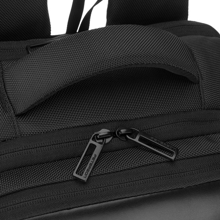 Reise-Rucksack aus Polyester in Schwarz, aufgehängt an verstellbaren Schultergurten – Peterson