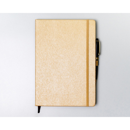 Beigefarbener Notizblock im B5-Format, bedruckt mit Punkten, ausgestattet mit einem Gummiband zum Verschließen – Peterson