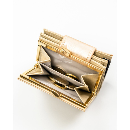 Kleine, beige Damen-Geldbörse, mit Bügelverschluss und Druckknopf geschlossen, mit Pflanzenmuster bedeckt – Peterson