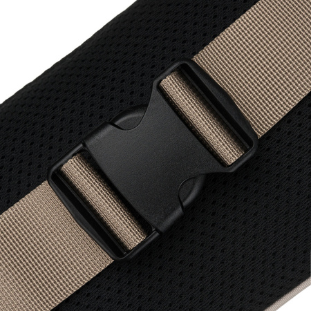 Praktische, hellgraue Sporttasche aus Polyester, aufgehängt an einem verstellbaren Gürtel – Peterson