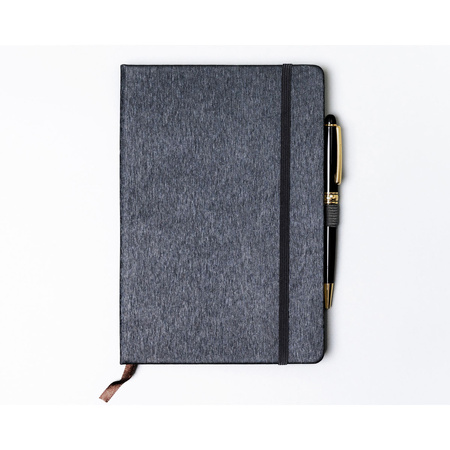 Notizbuch im A5-Format in Grau, ausgestattet mit einem Gummiband zum Verschließen - Peterson